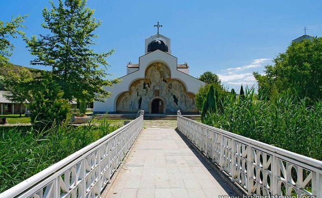 Храм-паметник Св. Петка Българска в Рупите